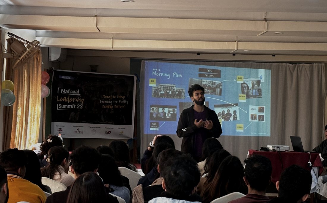 Nandesh teaching a full room